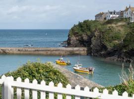 White House, Port Isaac Bay Holidays, hotel in Port Isaac