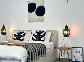 Premium HOME: Bungalow-Apartment mit Rooftop nahe Golfclub & SPA, hotel v destinaci Ayios Yeoryios
