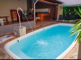 Rubi casa de temporada com piscina aquecida e área gourmet, hotel s parkiriščem v mestu Santa Fé do Sul