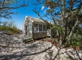 Beachfront Romance: Rustic Home w/ Private Beach ค็อทเทจในWading River