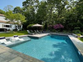 The Lindsay Luxurious Estate: Heated Pool, Hot tub, Huge Yard, hotell i Wading River