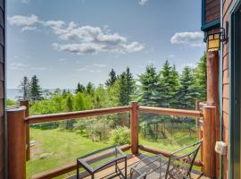 Tofte Tranquility Lakefront Townhome with Balcony!, hotel con parking en Tofte