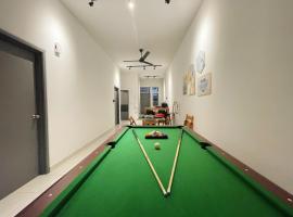 Bandar Putra 16pax Ktv Snooker BBQ /IOI Mall /JPO/Aeon/Senai Airport, family hotel in Kulai