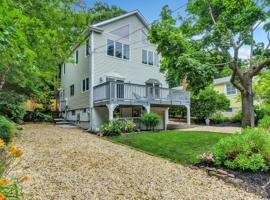 Tranquil Oasis: Modern Finishes & 2 Min to Beach, pet-friendly hotel in Riverhead