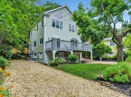 Tranquil Oasis: Modern Finishes & 2 Min to Beach, Ferienhaus in Riverhead