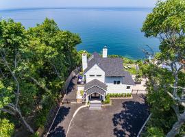 Coastal Retreat: Waterfront, Deck, Awesome Views, hotell i Wading River