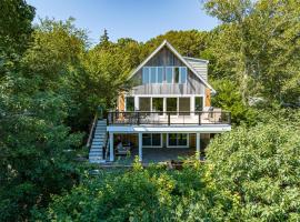 Nature's Paradise: Private Dock & Water Views, vacation home in Mattituck