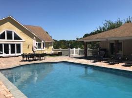 Sprawling Southampton Home: Private Pool, Hot tub, Game Room, hotel in Southampton