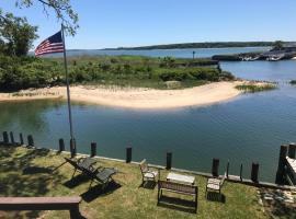 Lagoon Lodge: North Fork,Charming 3Br, Waterfront, nyaraló East Marionban