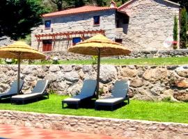 Casas da Fonte - Turismo Rural, hotelli, jossa on uima-allas kohteessa Vila Verde