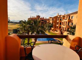 Modern 2-bedroom apartment with best golf views & pool, hotel a Los Alcázares