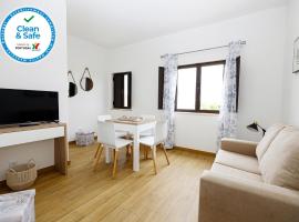 A48 - Windmill 1 Bed Apartment in Odiaxere, hotel with parking in Odiáxere