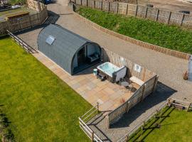 Thistle Pod at Ayrshire Rural Retreats Farm Stay Hottub Sleeps 2, hotel with parking in Galston
