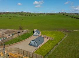 The Stag Pod Farm Stay with Hot Tub Sleeps 2 Ayrshire Rural Retreats, намет-люкс у місті Galston
