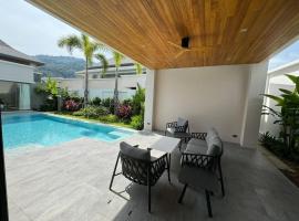Luxury Breeze Villa with private pool & maid – hotel z parkingiem w mieście Ban Thalat Choeng Thale