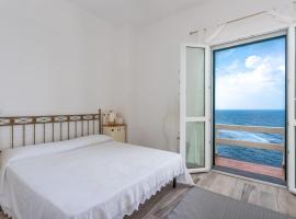 A pretty house overlooking the sea, готель у місті Porto Alabe
