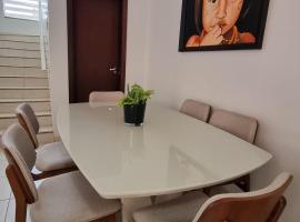 Sobrado privativo com suite, casa rústica em Sinop