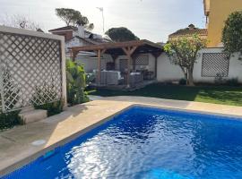 Chalet Ciudad Ducal con piscina y jardin, hotel in El Puerto de Santa María
