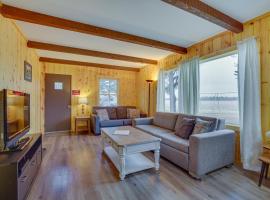 Pet-Friendly Cabin Retreat Wisconsin River Access, hotel with parking in Lyndon Station