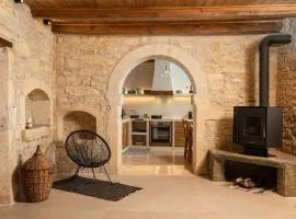 Antama Living, Luxe Stonehouse with Pool & BBQ