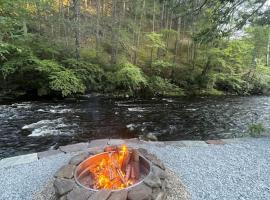 Cozy Poconos retreat on Bushkill Creek w/ Firepit!, Hütte in East Stroudsburg