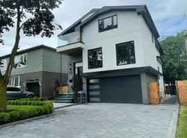 6 BEDROOM MODERN AND LUXURY HOME, hotell i Welland