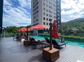 PRAIA BRAVA AP Mobiliado Condominio COMPLETO、イタジャイのホテル