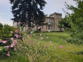 Château Les Tours Seguy, loma-asunto kohteessa Saint-Ciers-de-Canesse