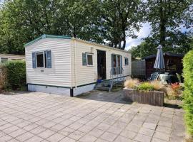 Chalet ZonZeeSion 15 with Bikes, Airco and Outdoor Pool!, hotel in Schoonloo