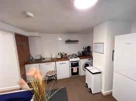 Comfortable Home away from Home, Self Catering Flat, town centre, free parking