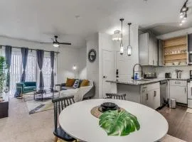 Luxurious 2BR plus Resort Style Pool
