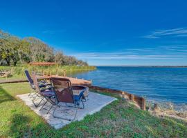 Lakefront Florida Retreat with Dock and Kayaks, sumarhús í Lake Panasoffkee