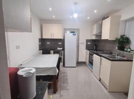 Cheerful 4/5 bed house - Heathrow, hotel in West Drayton