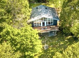 Waterfront Haliburton, All Season, Fully Equipped Cottage!, hotel in Haliburton