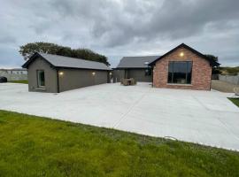 Spanish Point Luxury Home beside sea with Sauna!, hotel in Clarecastle