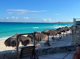 Spectacular Beach: Romantic Sunset-View Room., apartamento em Cancún