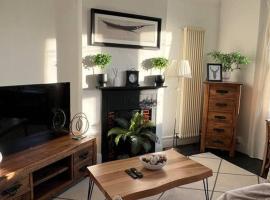 Hill Grove 2 Bedroom Apartment, lejlighed i Southend-on-Sea