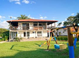 Finca Hotel Palmas Del Edén, hotel dengan kolam renang di Armenia