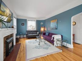 Spacious & Cozy Home in Highfield St Moncton, hotell i Moncton