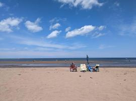 Viesnīca Beachside Cottage w/beach access - Aboiteau Beach pilsētā Cap-Pele