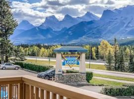 B211 MTN View ground floor town house- 2BD, Sleeps 8, hot tub, free parking, close to Banff, hotell sihtkohas Canmore