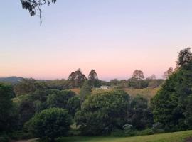 Serenity View Studio Retreat, holiday home in Woombye