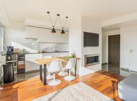 Comfortion Le Papillon - Appartement de luxe avec vue et piscine, hotel amb piscina a Puteaux