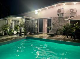 5-Bedroom Pool Villa in Angeles City near Koreatown 바비풀빌라: Angeles şehrinde bir kulübe