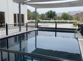 نزل الغيم -Cloudinn, hotel with pools in Qārūt al ‘Ulyā