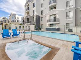 Queen Private Room in Shared Two Bedroom Apartment Marina Del Rey & Venice - Sleeps 2, heimagisting í Los Angeles