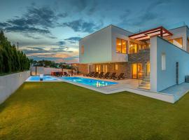 5 Sterne Villa am Meer mit 2 Pools Leon'sHolidayHomes, accessible hotel in Pula