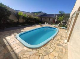 Casa Arejada com piscina para momentos em família, hotel with parking in Guaratuba