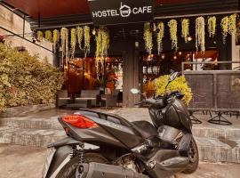 Hostel Friends Station & Cafe, hotel di Pattaya Selatan
