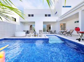 クリスタルヴィラ白良浜ビーチ, hotel com piscina em Kanayama